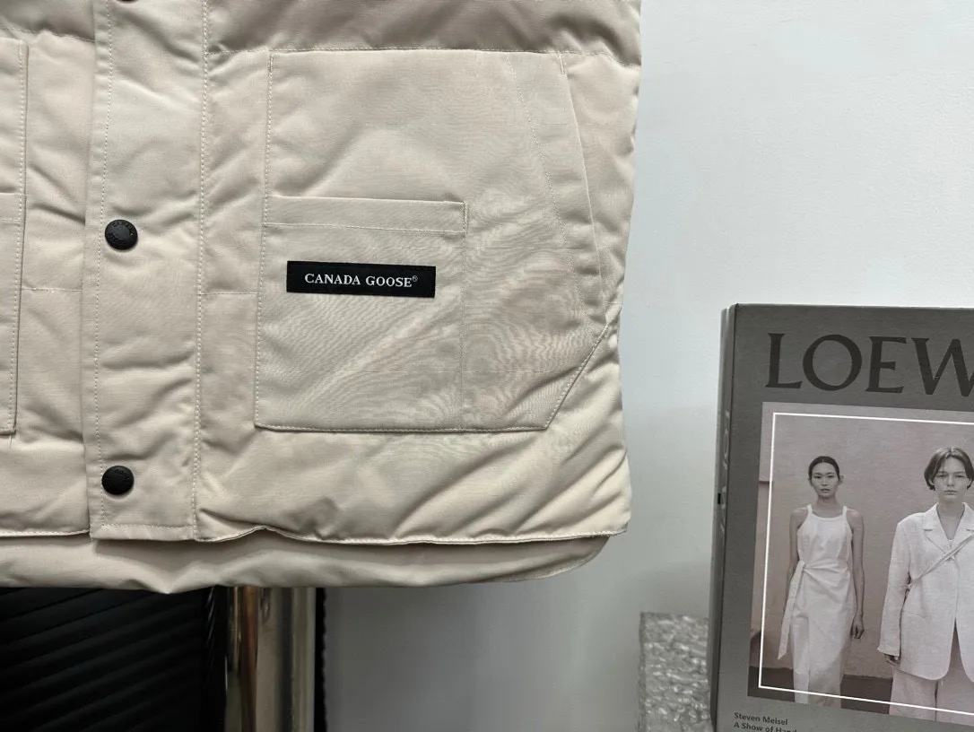P360 [Canada Goose] Canada Goose #Freestyle Crew 4154M Men’s and Women’s Vest Down# ➖ Imported Behringer embroidery machine with customized 10,000-needle embroidery logo! ➖ Imported 21-count polyester-cotton blended original fabric, using Feather-Light 10D waterproof coating fabric, made of 84.5% polyester fiber and 15.5% cotton, 100% the best feel in the entire network! ➖ The genuine official website uses the national standard 80 white duck down, and will never be misled by false claims such as 90 down or goose down! ➖ 100% nylon nylon lining with double double-layer sealing design to prevent velvet from running away. Top-grade polar fleece is used in the collar and pockets to keep warm and comfortable! ➖ Yoshida YKK provides original custom-made electroplated sliders. YKK two-way lockable zippers are tight and smooth and will not peel off paint! ➖ 3M composite original Velcro is durable, and all accessories and hardware are disassembled and customized! ⛔No slander, no exaggeration, no need for too much copywriting, because it is focused, it is professional!  SIZE: XS S M L XL XXL